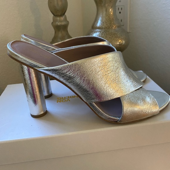 Dian Von Furstenberg metallic leather sandals - Picture 2 of 6